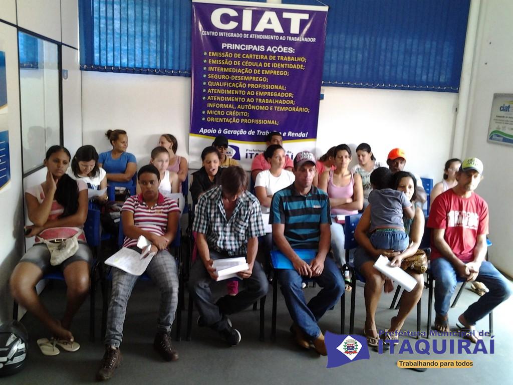Trabalhadores de itaquiraí aguardam entrevistas na sala do ciat em busca de empregos 1024x768