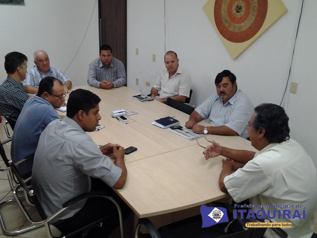 Vice prefeito daniel e demais secretários municipais discutem festa dos 35 anos de itaquiraí 1024x768