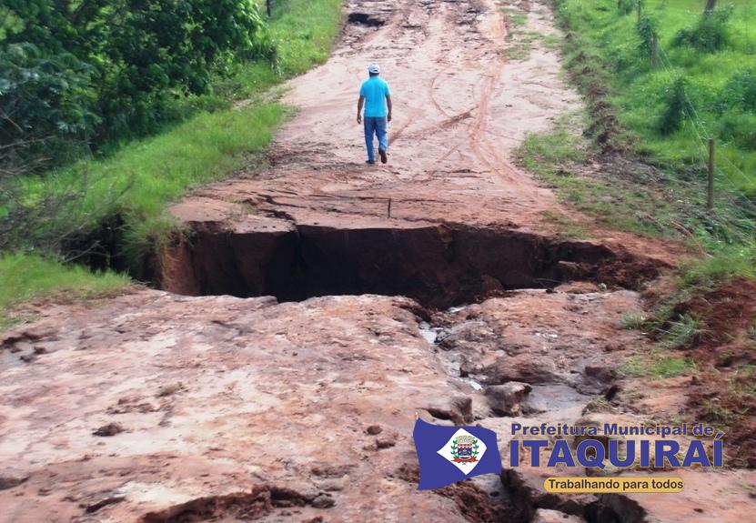 Erosão é formada em trecho de estrada do assentamento indaiá e provoca interdição temporária1