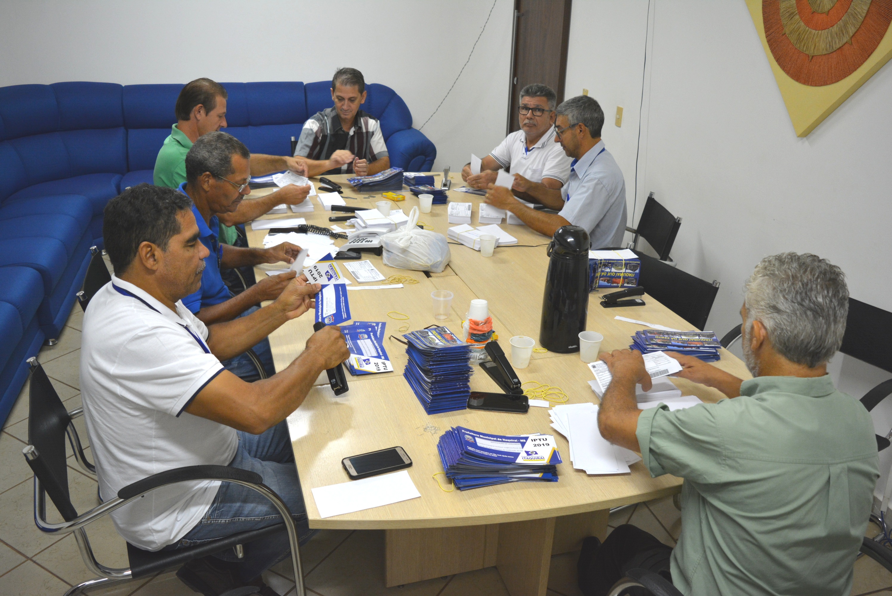 Equipe do setor de cadastro e tributação prepara os carnês do iptu 2019 da prefeitura de itaquiraí. foto roney minella 1
