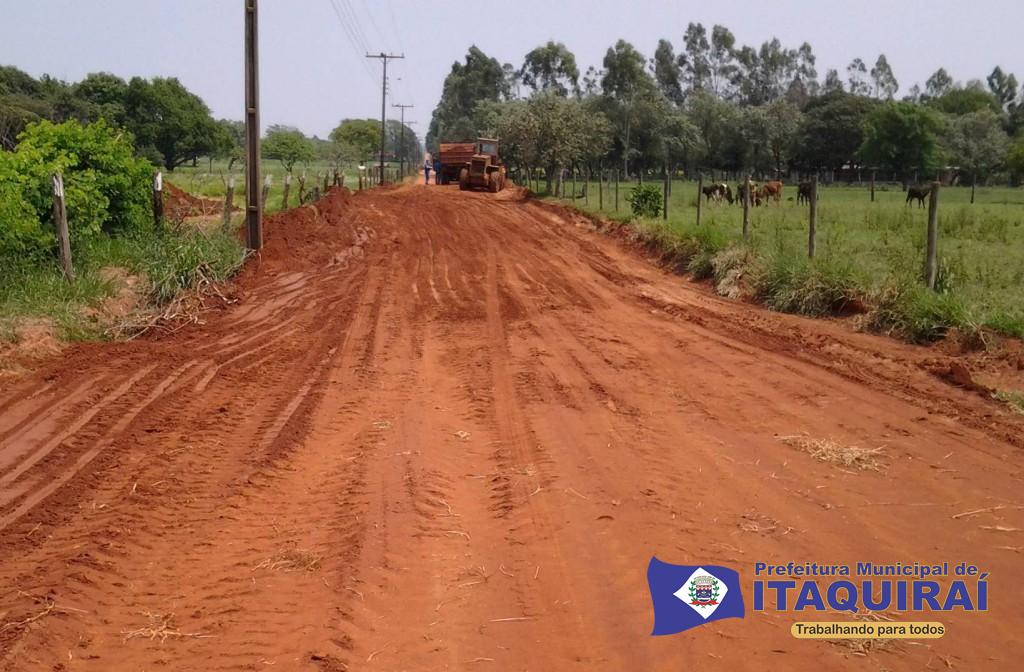 Secretaria de Obras realiza manutenção de estradas vicinais do Indaiá e Sul Bonito