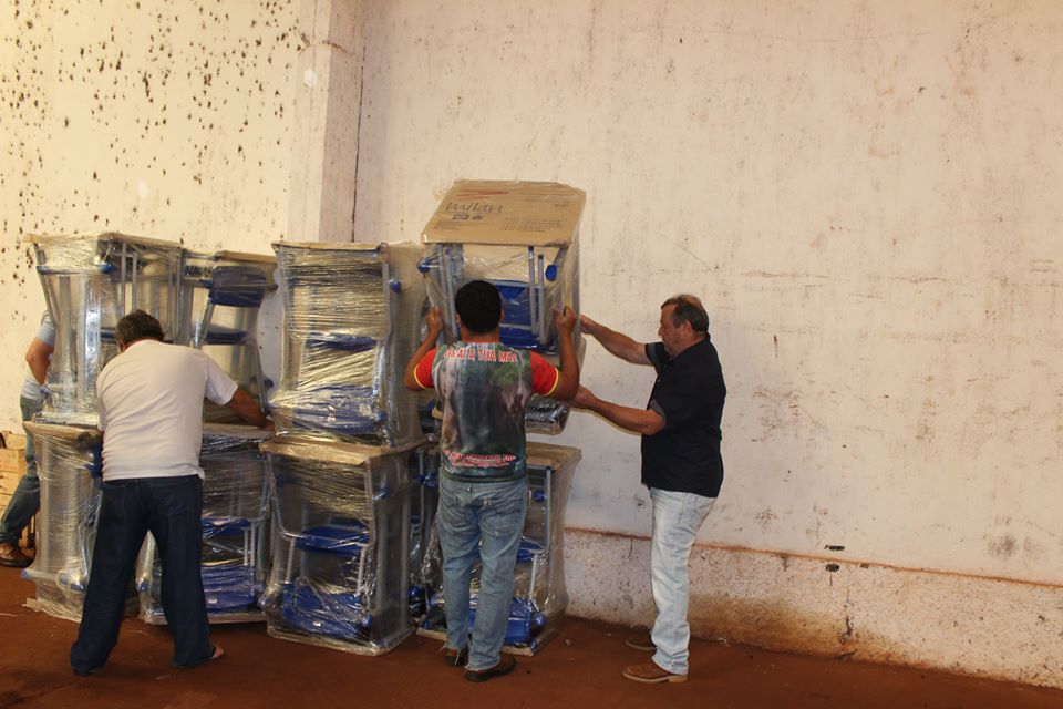 Itaquiraí recebe mobiliário escolar do FNDE