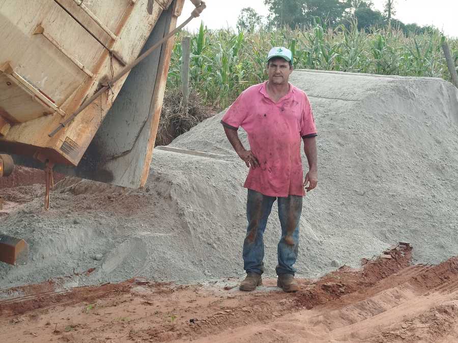 Prefeitura entrega 495 toneladas de calcário a produtores da agricultura familiar