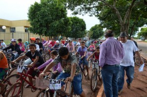 PASSEIO CICLISTICO EM COMEMORAÇÃO AO DIA DO TRABALHADOR FOI REALIZADO EM ITAQUIRAÍ