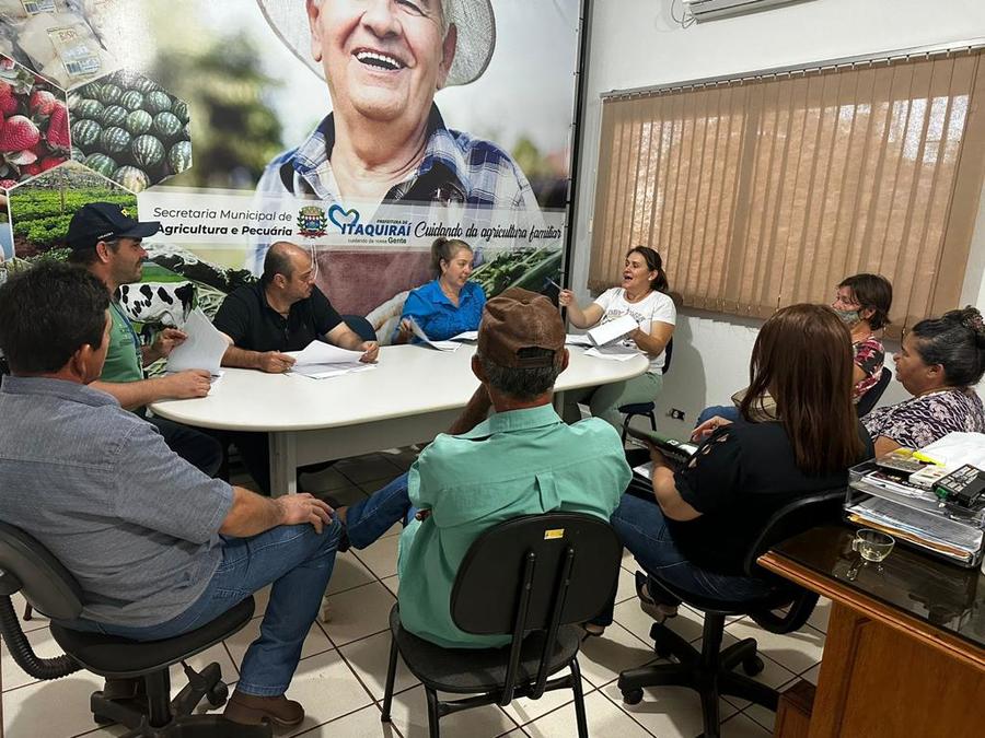 Encontro com as associações que atenderão o PAA aconteceu na Secretaria de Agricultura de Itaquiraí
