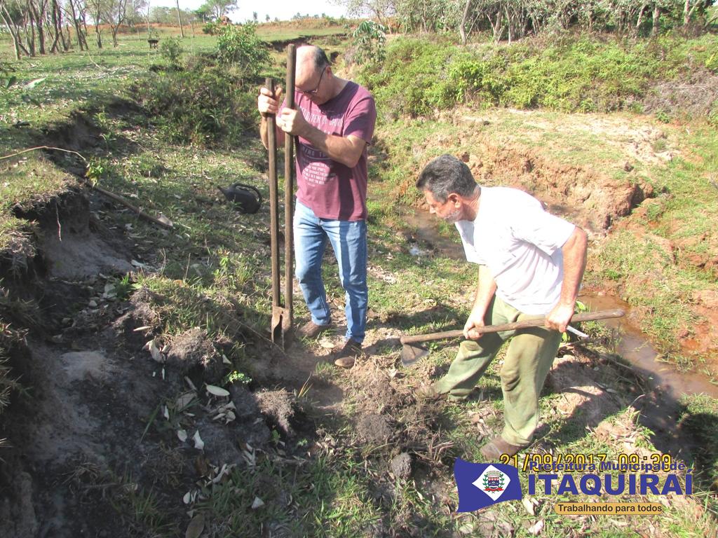 Meio Ambiente da Prefeitura de Itaquiraí planta mudas de ingá em comemoração ao Dia da Árvore e no combate à erosão