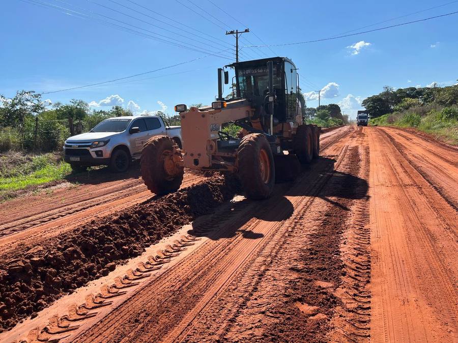 Prefeitura de Itaquiraí atua em duas regiões simultaneamente para garantir agilidade na manutenção de estradas vicinais