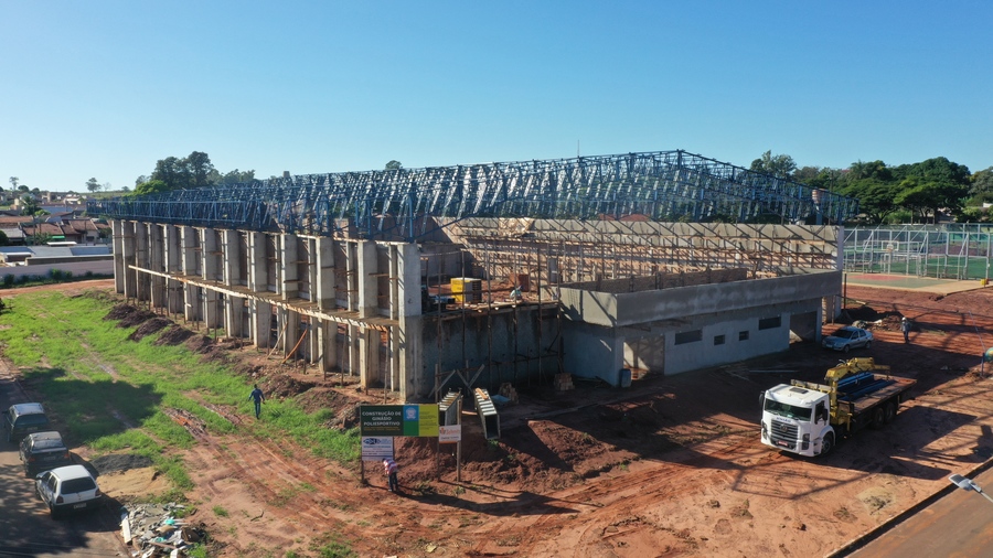Construção do Ginásio Poliesportivo Reinaldo Marques de Brito avança e já tem parte da cobertura instalada