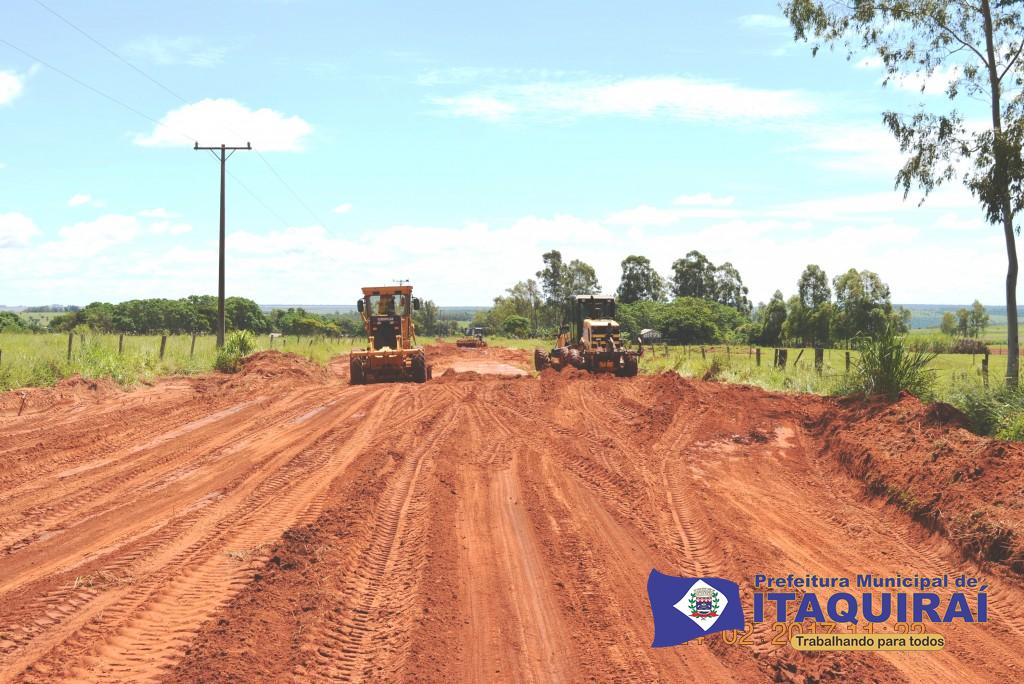 Prefeitura de Itaquiraí realiza força tarefa e já recupera estradas do Assentamento Lua Branca