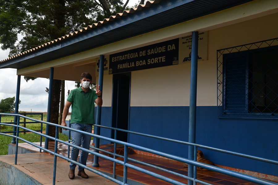 Thalles vai aos postos de saúde para conferir como anda os atendimentos à população. - Estradas também foram vistoriadas pelo prefeito de Itaquiraí