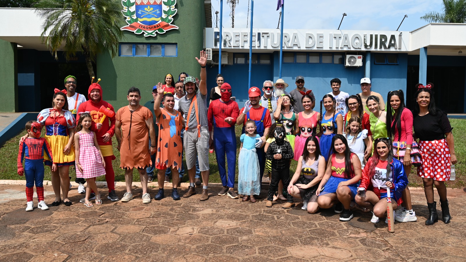 Servidores da Prefeitura de Itaquiraí percorrem todos os bairros com entrega de doces para o Dia das Crianças