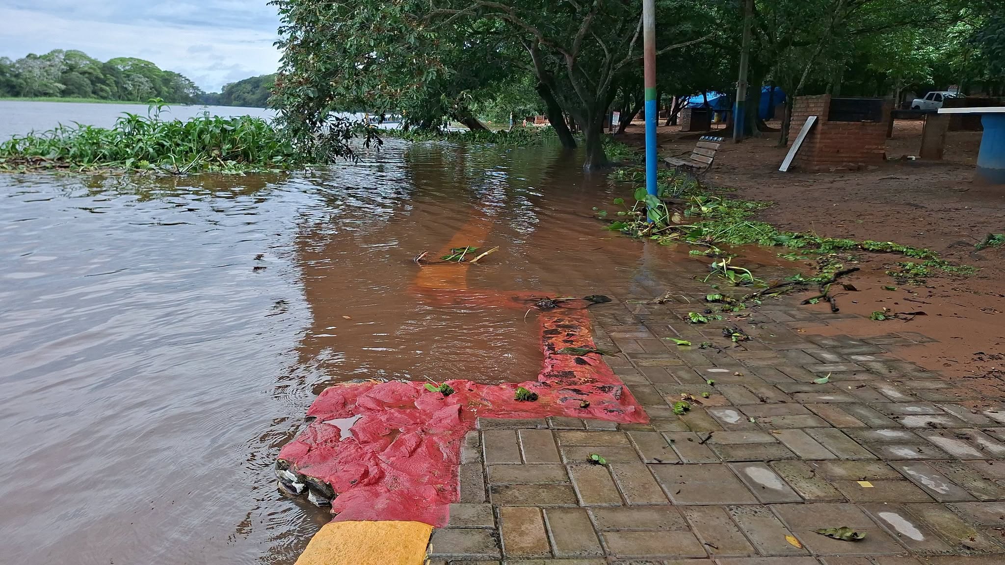 ATENÇÃO, VISITANTES: PRAIA DA AMIZADE IMPRÓPRIA PARA USO