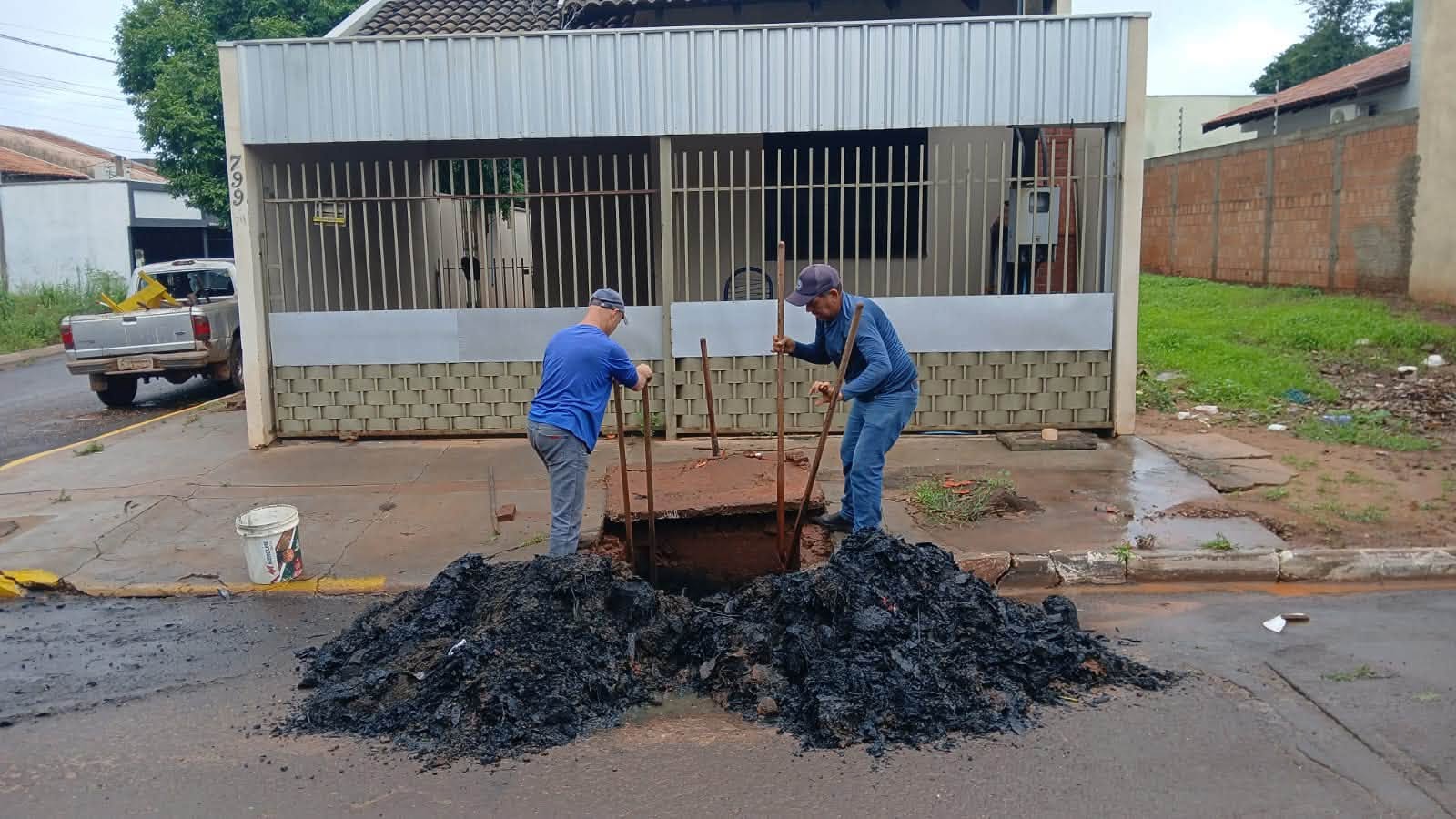 Prefeitura realiza limpeza de bueiros para melhorar o escoamento da água em Itaquiraí