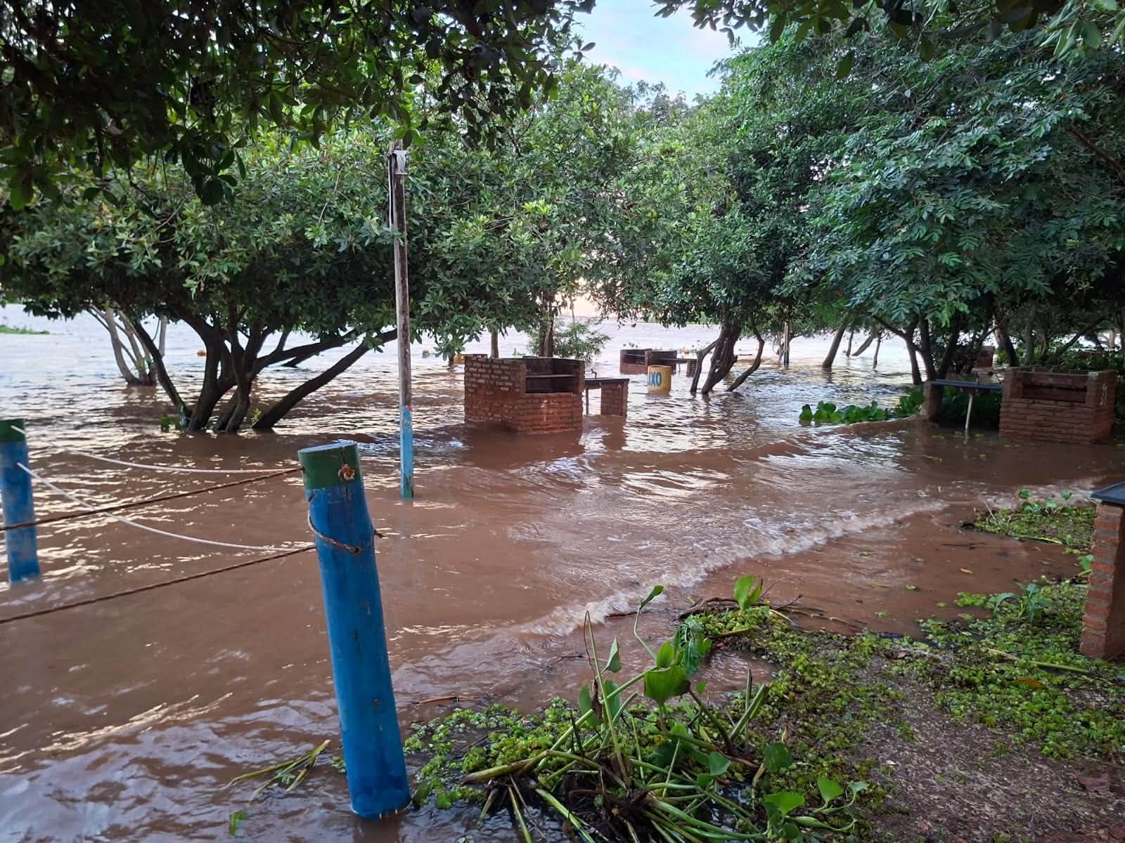 Prefeitura suspende camping na Praia da Amizade devido à cheia do Rio Paraná