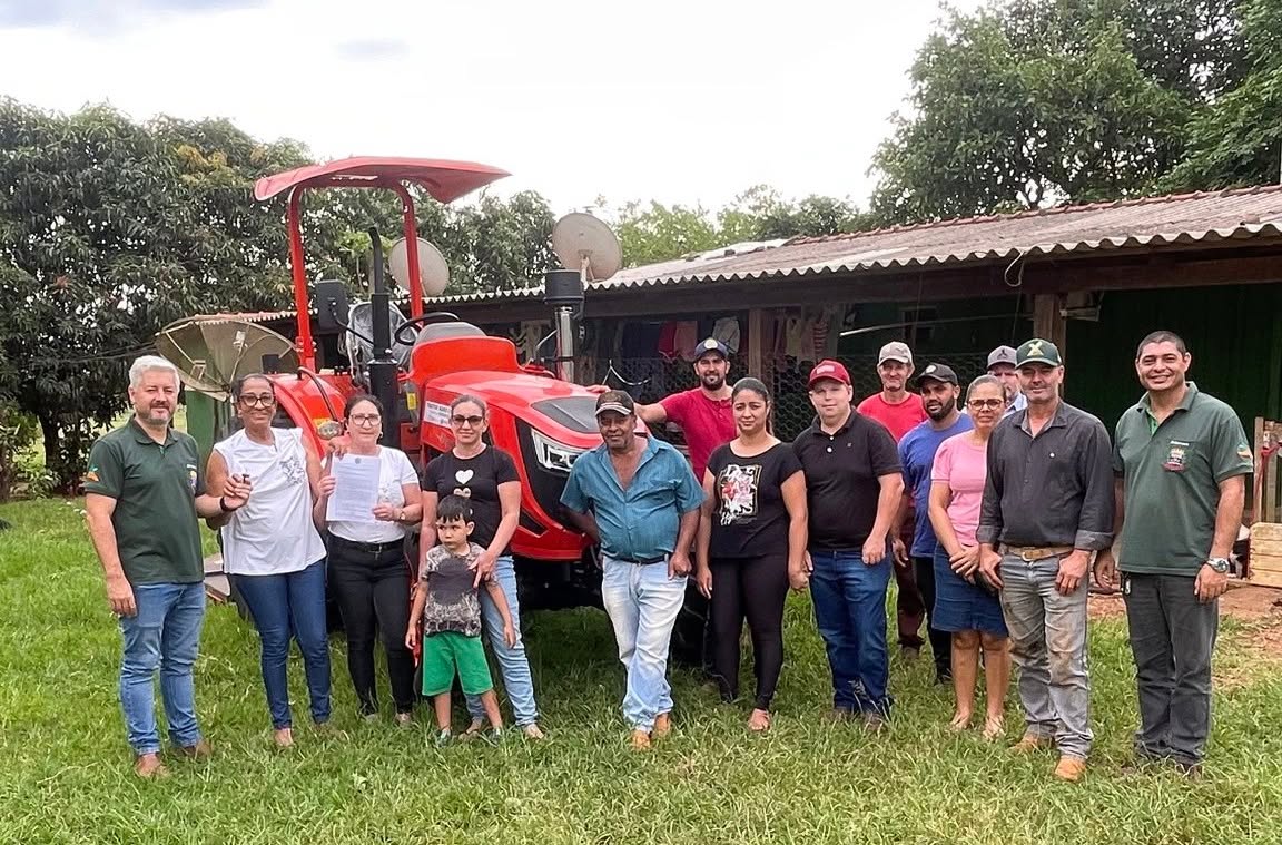 Prefeitura de Itaquiraí entrega trator e roçadeira para associação do P.A. Santo Antônio