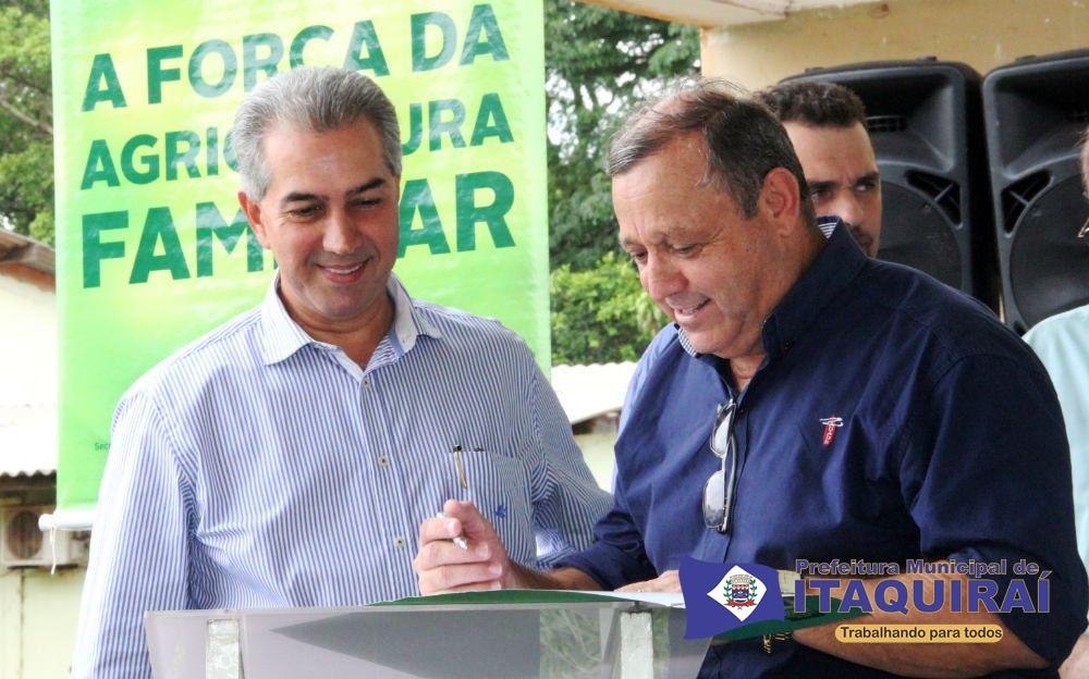 Ricardo Fávaro, Daniel e lideranças do setor leiteiro recebem oito resfriadores em CG