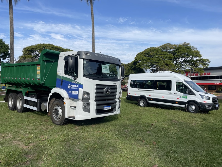 Itaquiraí recebe caminhão, pá carregadeira e van para reforçar a frota municipal