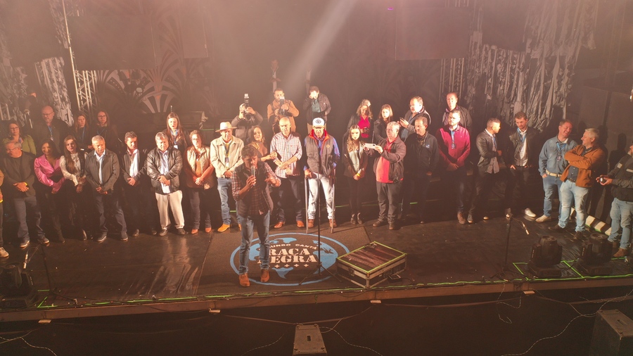 Sucesso total a festa de aniversário dos 42 anos de Itaquiraí