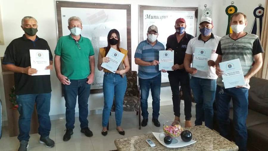 Prefeito Ricardo assina e entrega escrituras públicas para mais cinco empresários de Itaquiraí