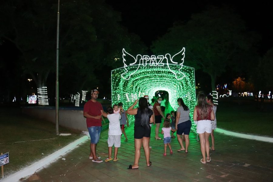 Decoração de Natal da Praça Santos Tomazelli é o novo cartão de visitas de Itaquiraí