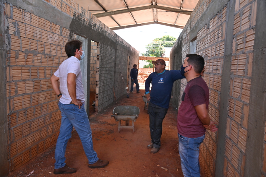 Prefeito Thalles e vereador Valdinei Gubert fiscalizam obras na Escola Municipal Jardim Primavera