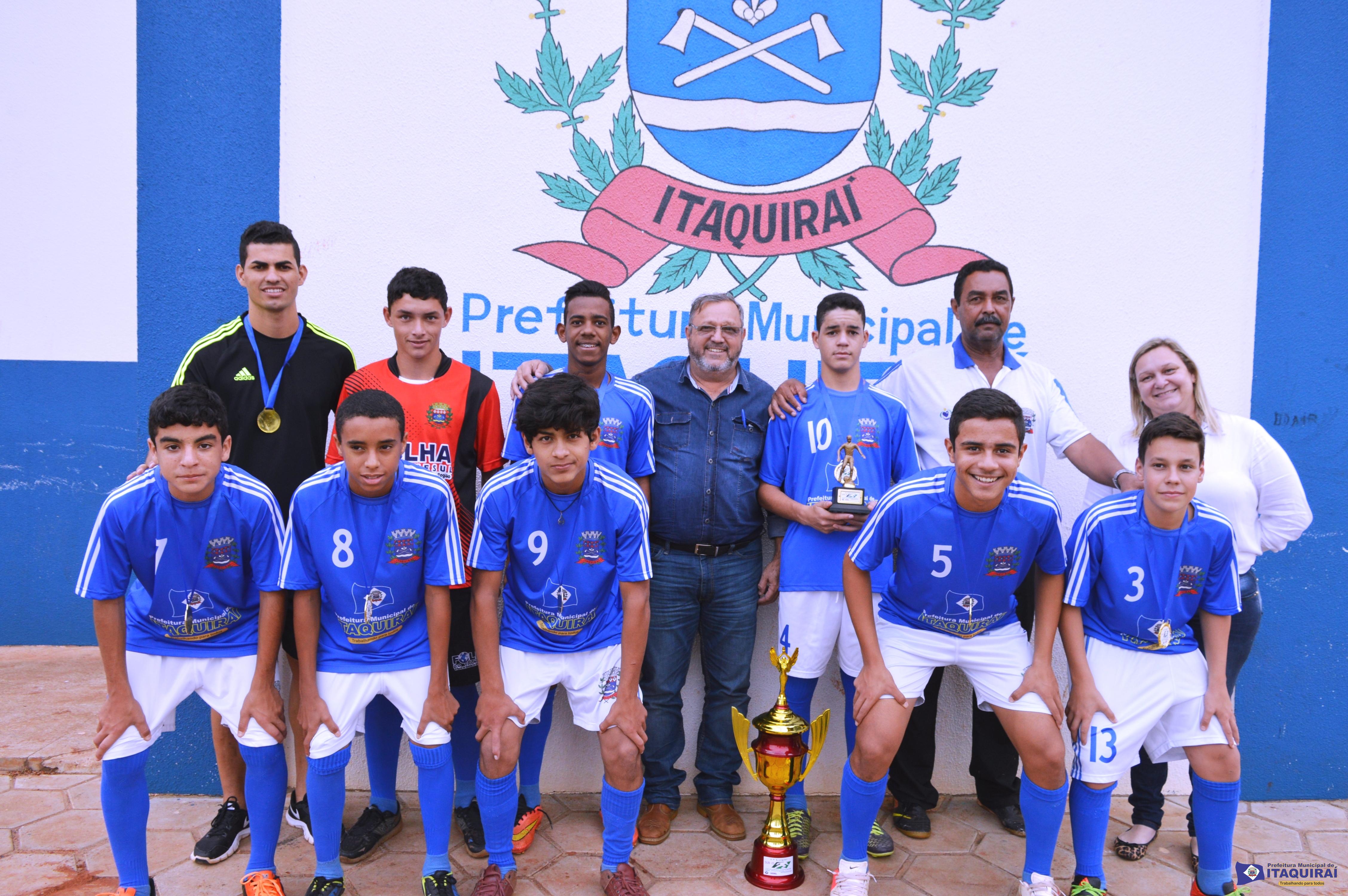 Campeões de Futsal de Itaquiraí da categoria sub-15 recebem homenagem do prefeito Ricardo e secretária Valdirene
