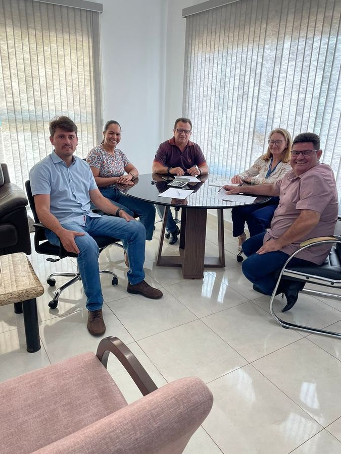 𝐏𝐫𝐞𝐟𝐞𝐢𝐭𝐨 𝐓𝐡𝐚𝐥𝐥𝐞𝐬 𝐫𝐞𝐚𝐣𝐮𝐬𝐭𝐚 𝐬𝐚𝐥á𝐫𝐢𝐨𝐬 𝐝𝐨𝐬 𝐬𝐞𝐫𝐯𝐢𝐝𝐨𝐫𝐞𝐬 𝐦𝐮𝐧𝐢𝐜𝐢𝐩𝐚𝐢𝐬