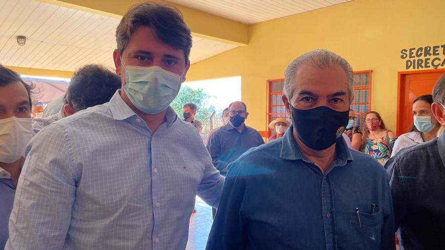 Thalles e Bruno comemoram a abertura do processo licitatório para a pavimentação asfáltica da MS 488