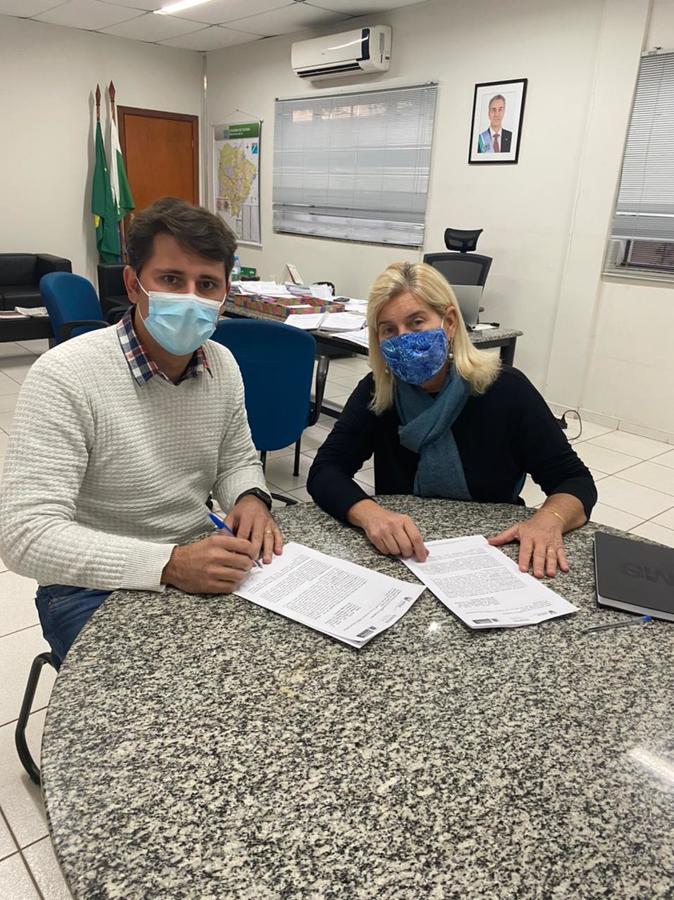 Na AGEHAB, Thalles assina contrato para compra de materiais de construção para finalização de 55 unidade habitacionais no Betel