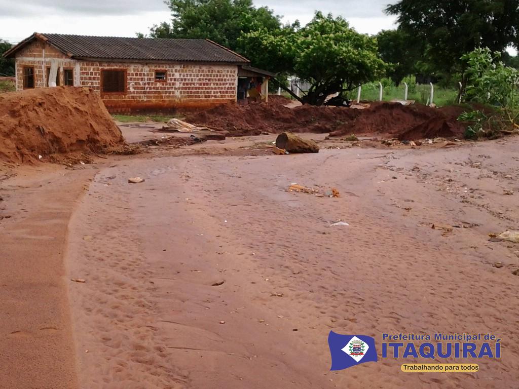 Chuvas abrem crateras e valas em estradas rurais e ruas de Itaquiraí