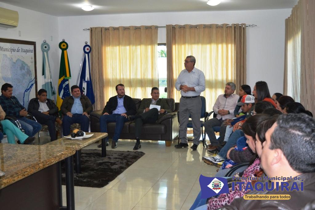 Mutuários do Jd. Ipês assinam contratos