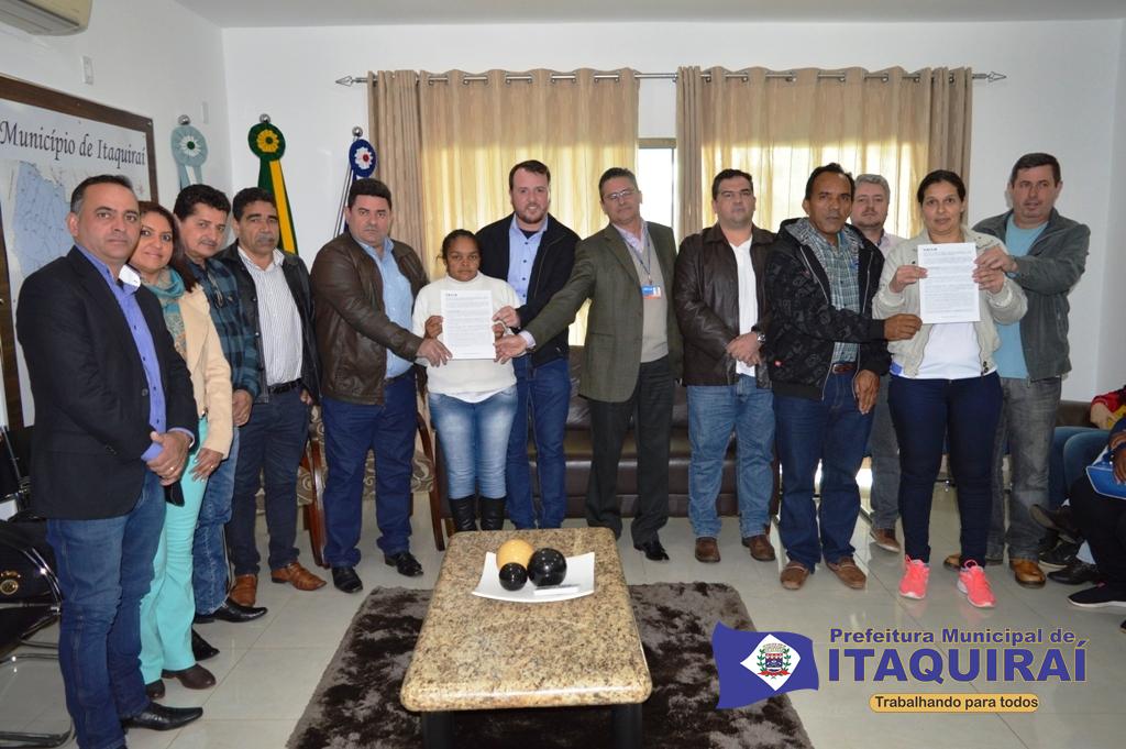 Mutuários do Jd. Ipês assinam contratos