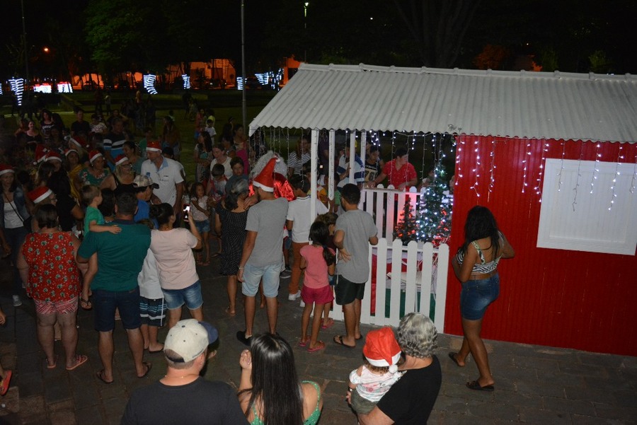 Prefeito Ricardo Fávaro abre o "Natal Iluminado" na praça Santos Tomazelli