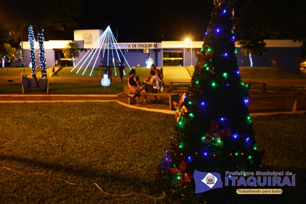 Luzes do Natal Sustentável são acesas na Praça do Paço Municipal e agrada visitantes