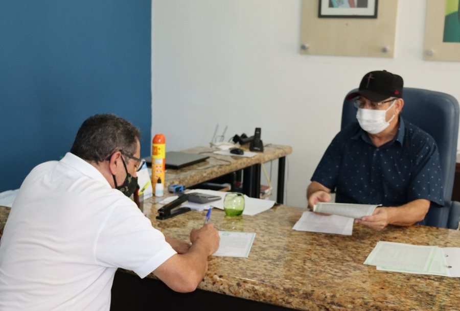 Prefeito Ricardo faz a entrega de escrituras públicas garantindo a doação de mais três áreas em incentivo ao desenvolvimento