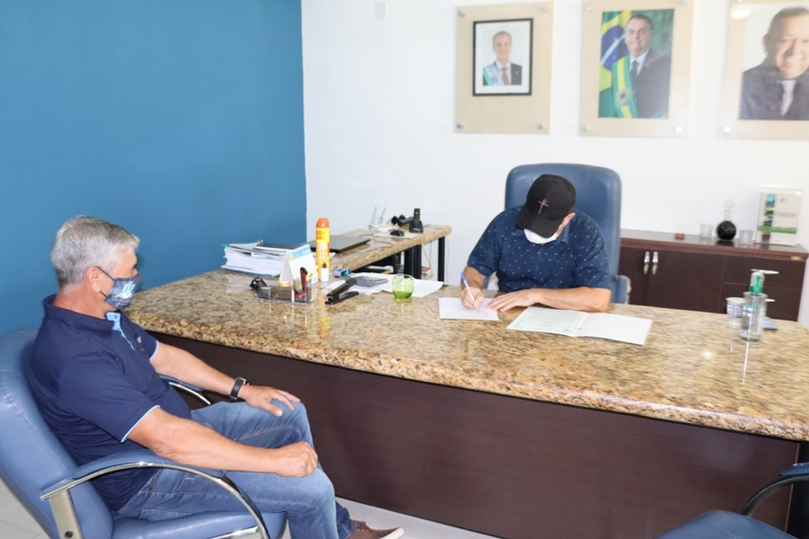 Prefeito Ricardo faz a entrega de escrituras públicas garantindo a doação de mais três áreas em incentivo ao desenvolvimento