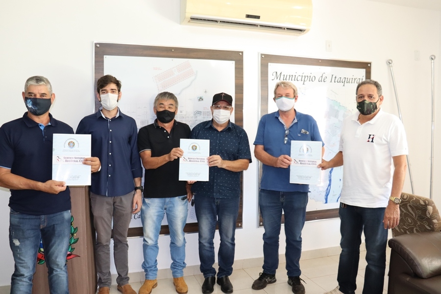 Prefeito Ricardo faz a entrega de escrituras públicas garantindo a doação de mais três áreas em incentivo ao desenvolvimento