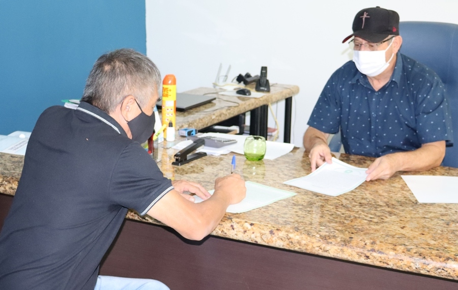 Prefeito Ricardo faz a entrega de escrituras públicas garantindo a doação de mais três áreas em incentivo ao desenvolvimento