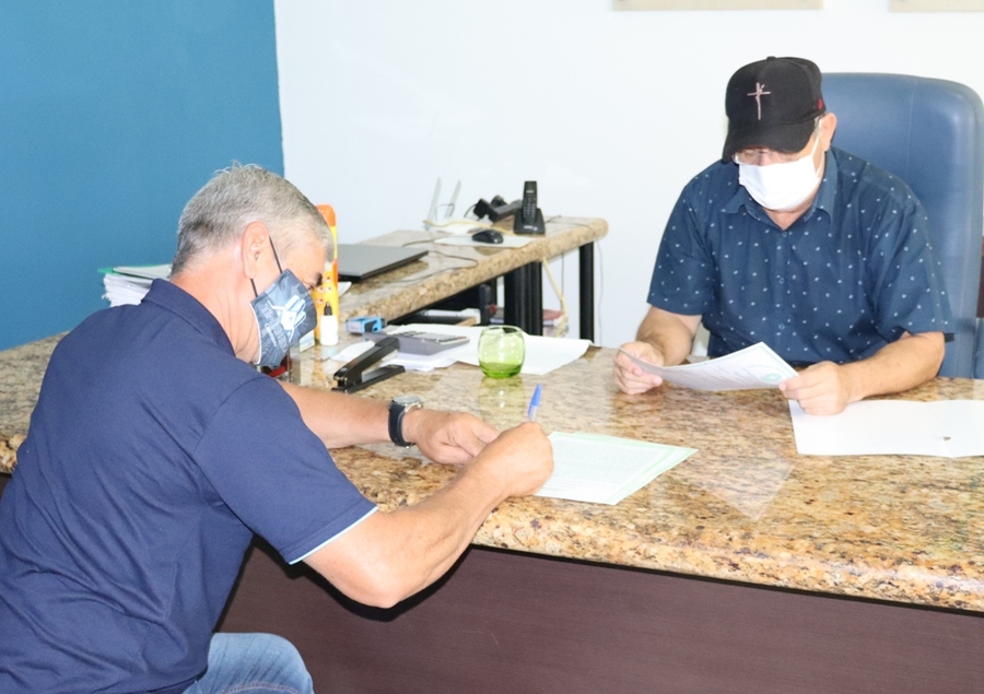 Prefeito Ricardo faz a entrega de escrituras públicas garantindo a doação de mais três áreas em incentivo ao desenvolvimento