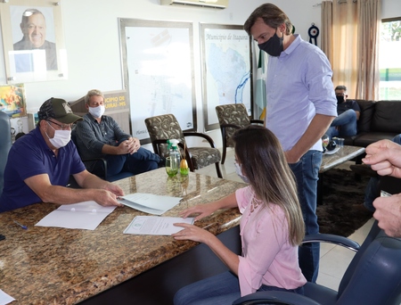 Prefeito Ricardo ao entregar escritura pública aos empresários da Comemore Comércio de Artigos para Festa.
