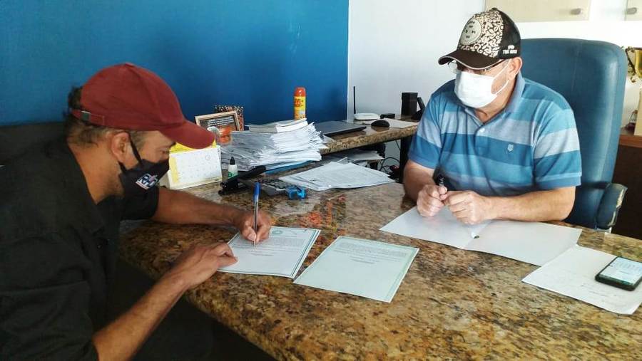 Prefeito Ricardo assina e entrega escrituras públicas para mais cinco empresários de Itaquiraí