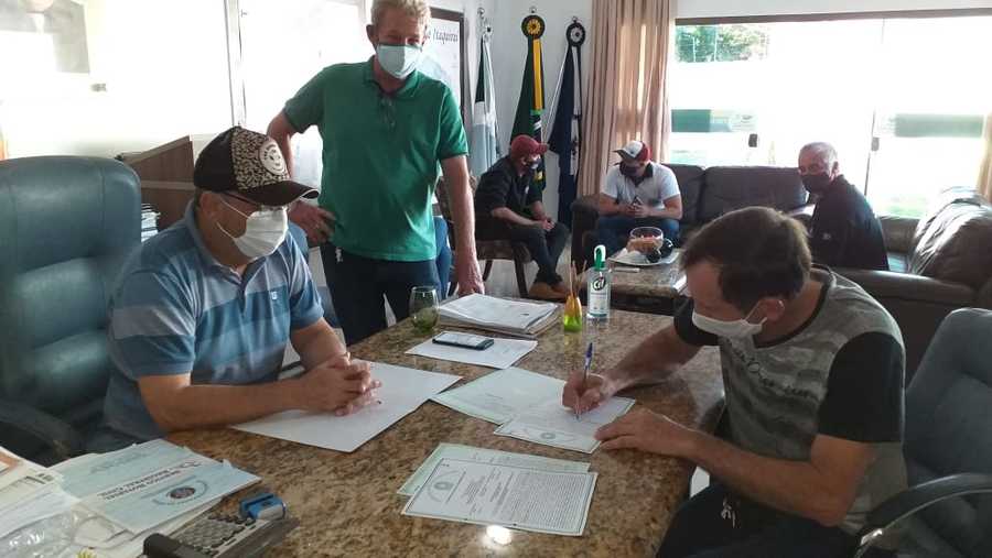 Prefeito Ricardo assina e entrega escrituras públicas para mais cinco empresários de Itaquiraí