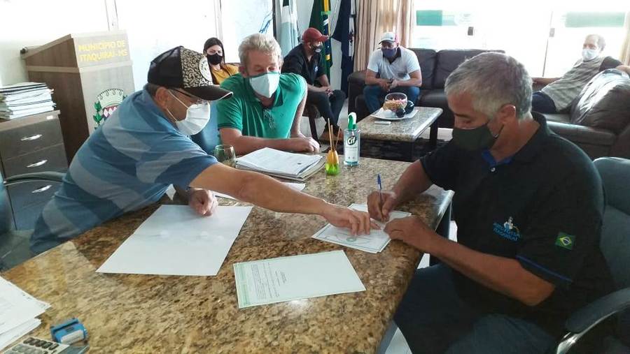 Prefeito Ricardo assina e entrega escrituras públicas para mais cinco empresários de Itaquiraí