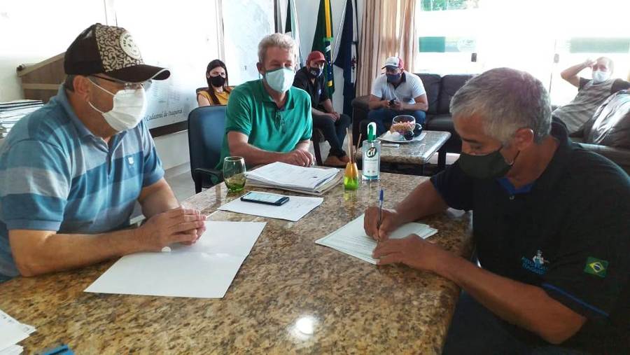 Prefeito Ricardo assina e entrega escrituras públicas para mais cinco empresários de Itaquiraí
