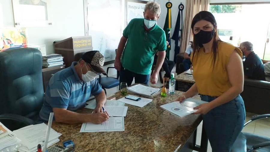 Prefeito Ricardo assina e entrega escrituras públicas para mais cinco empresários de Itaquiraí