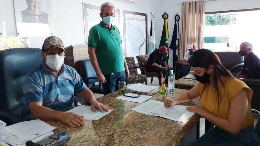 Prefeito Ricardo assina e entrega escrituras públicas para mais cinco empresários de Itaquiraí