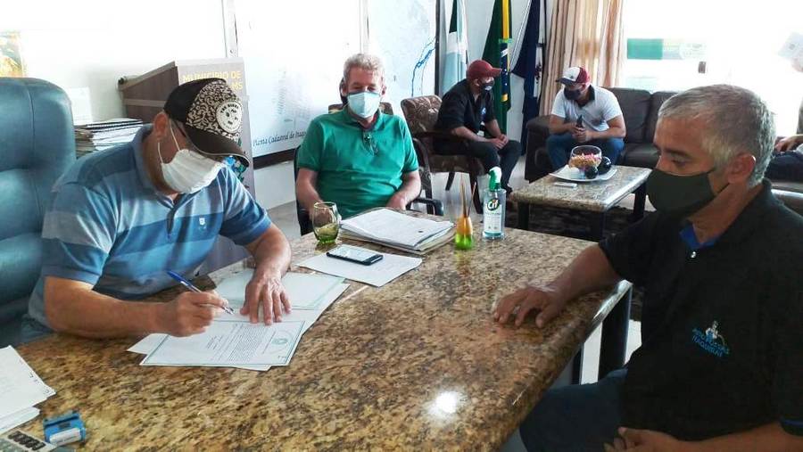 Prefeito Ricardo assina e entrega escrituras públicas para mais cinco empresários de Itaquiraí