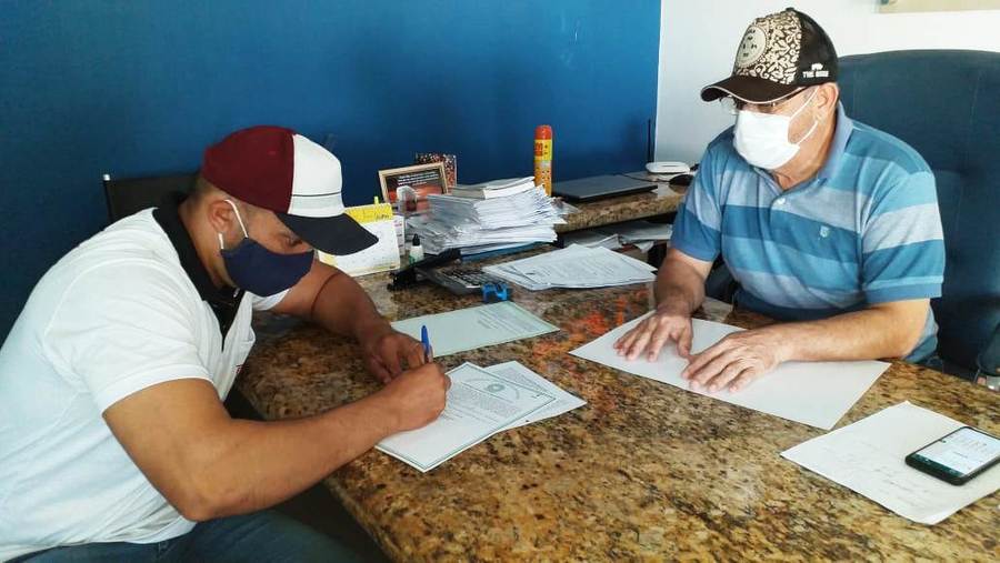 Prefeito Ricardo assina e entrega escrituras públicas para mais cinco empresários de Itaquiraí