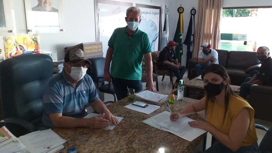 Prefeito Ricardo assina e entrega escrituras públicas para mais cinco empresários de Itaquiraí