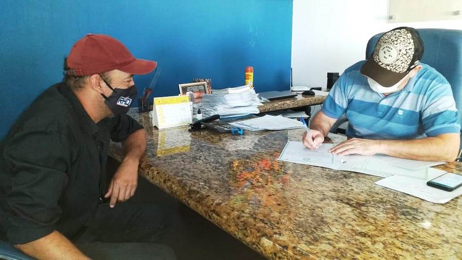 Prefeito Ricardo assina e entrega escrituras públicas para mais cinco empresários de Itaquiraí